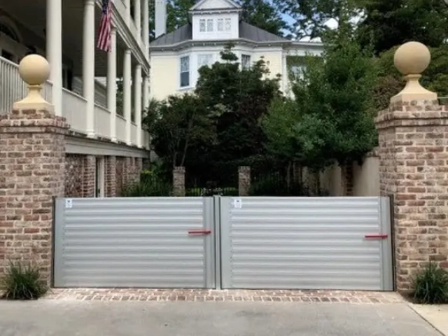 Zwei Flutschotts in einem Einfahrtstor